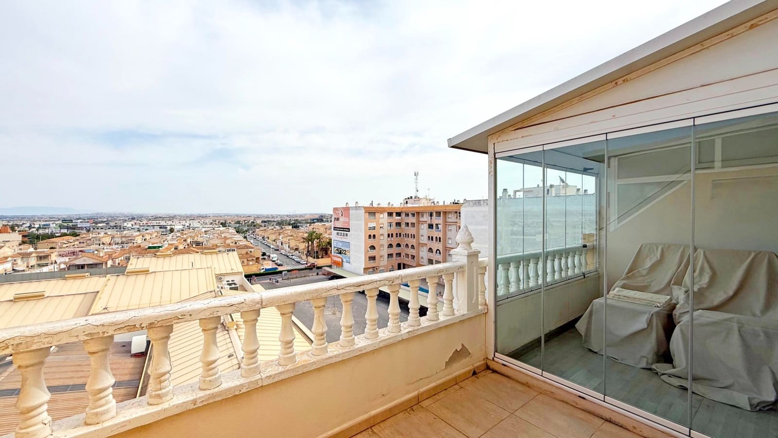 2 makuuhuone Kattohuoneisto myytävänä paikassa Torrevieja mukana uima-altaan - 169 900 € (Ref: 9464680)