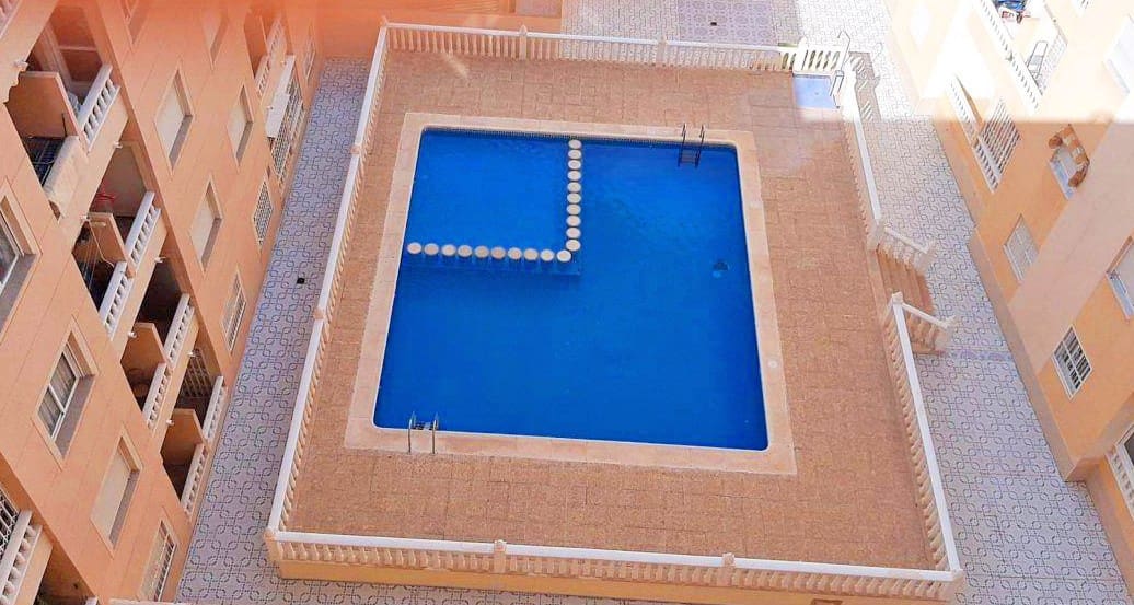 2 makuuhuone Kattohuoneisto myytävänä paikassa Torrevieja mukana uima-altaan - 169 900 € (Ref: 9464680)