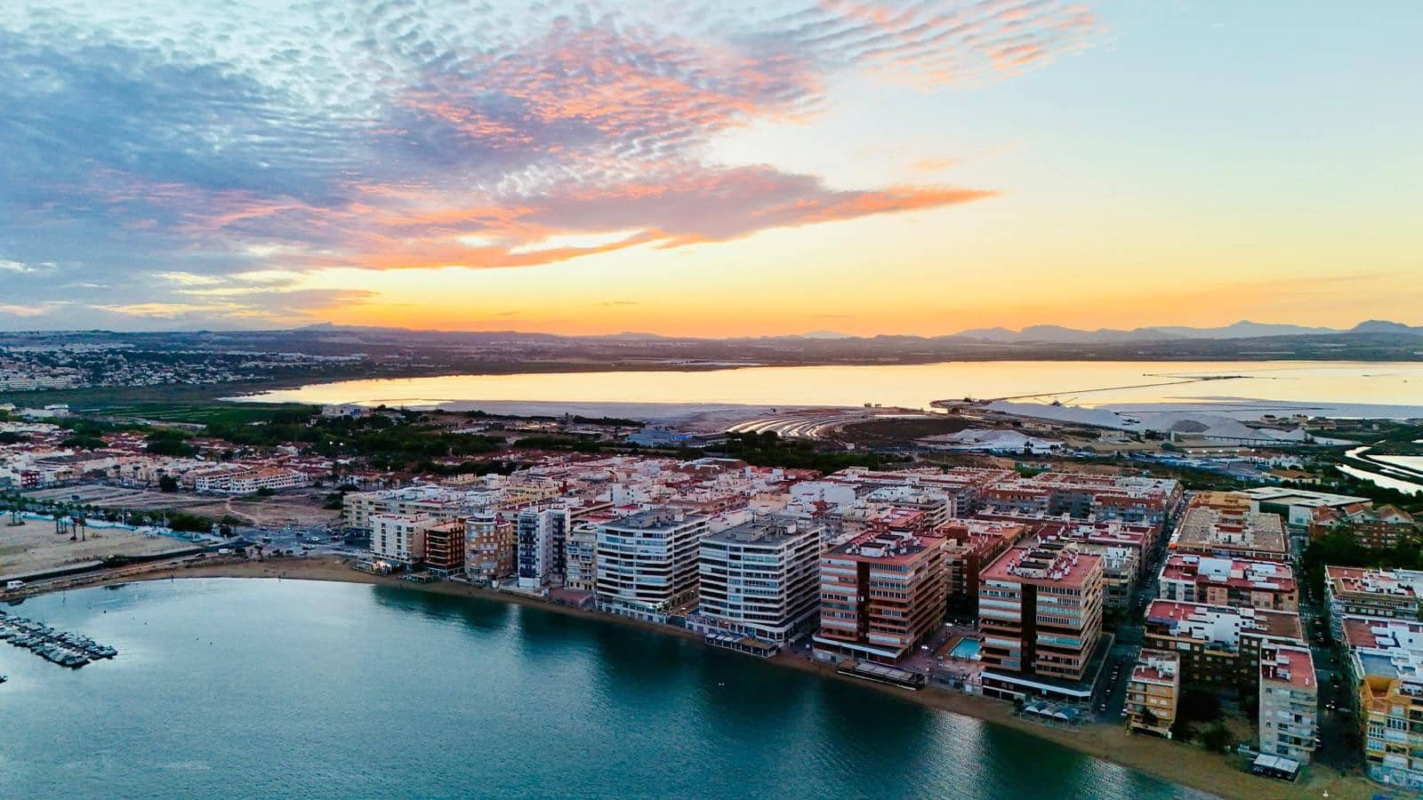 Apartamento Playa de 3 habitaciones en Torrevieja en venta con piscina - 290.000 € (Ref: 9464685)