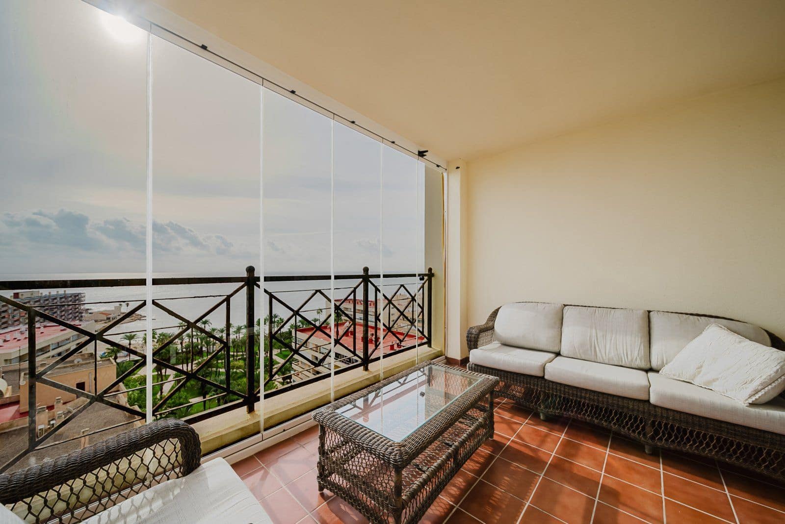 3 sypialnia Apartament przy plaży na sprzedaż w Torrevieja z basenem garażem - 363 900 € (Ref: 9464749)