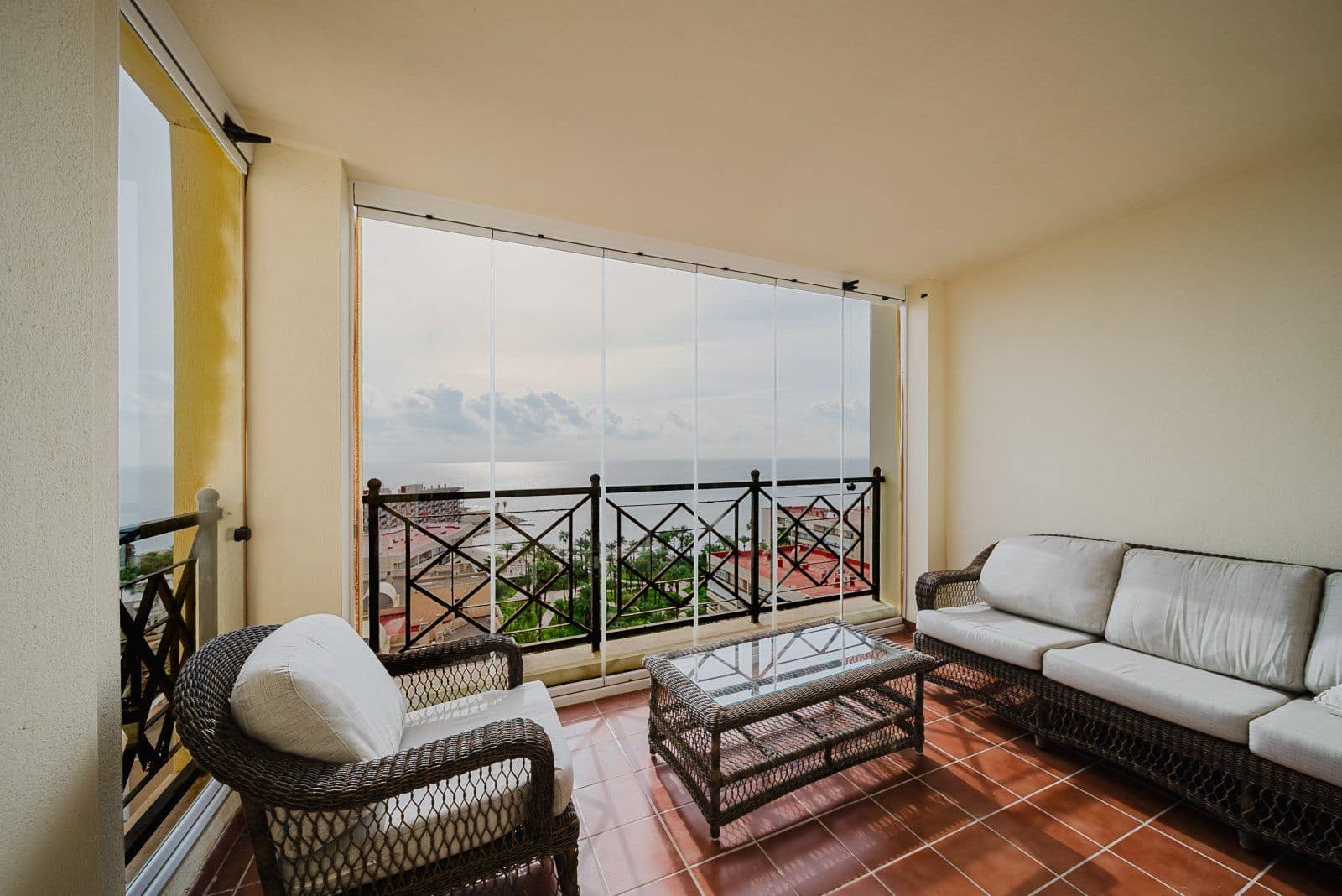 3 sypialnia Apartament przy plaży na sprzedaż w Torrevieja z basenem garażem - 363 900 € (Ref: 9464749)