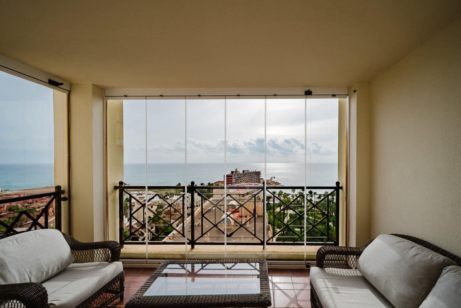 3 sypialnia Apartament przy plaży na sprzedaż w Torrevieja z basenem garażem - 363 900 € (Ref: 9464749)