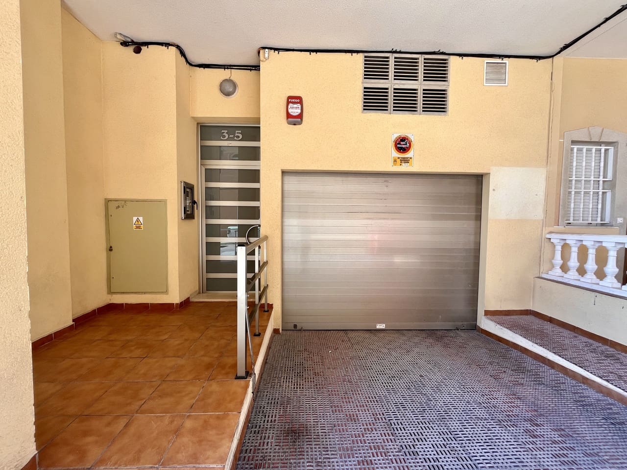 3 bedroom Beach Apartment for sale in Guardamar del Segura with garage - € 299,999 (Ref: 9464775)