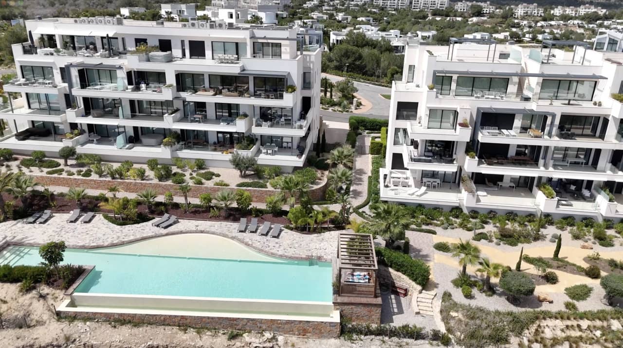 Apartamento de 2 habitaciones en Las Colinas Golf en venta con piscina garaje - 464.950 € (Ref: 9464796)