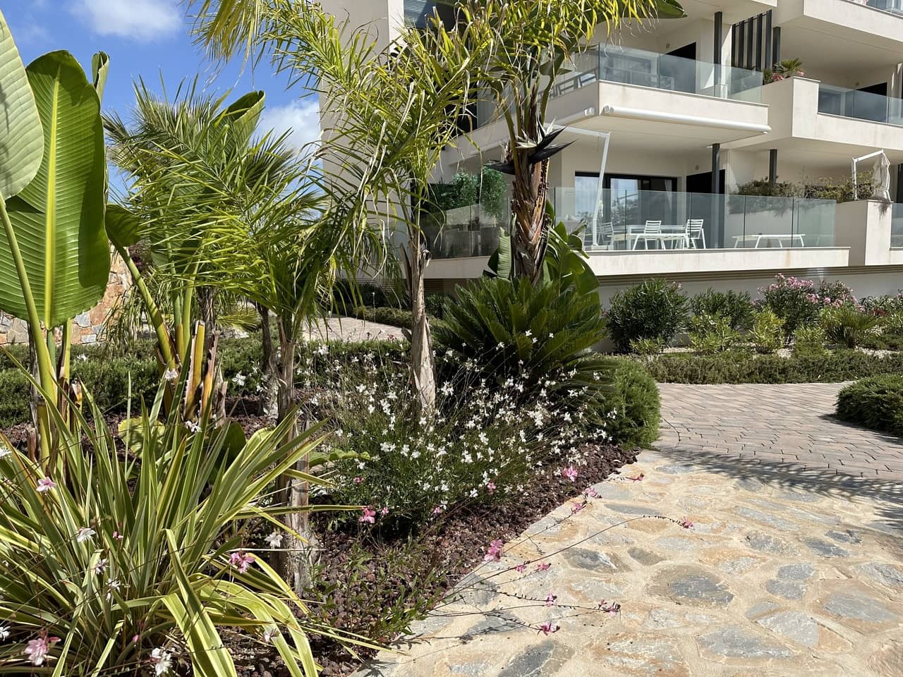 Apartamento de 2 habitaciones en Las Colinas Golf en venta con piscina garaje - 464.950 € (Ref: 9464796)