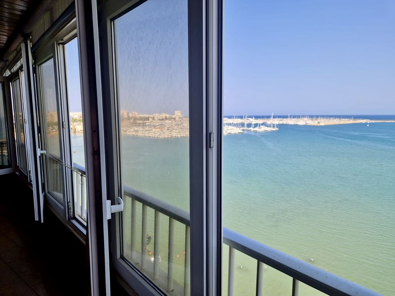 3 makuuhuone Ranta-asunto myytävänä paikassa Torrevieja - 297 000 € (Ref: 9465371)