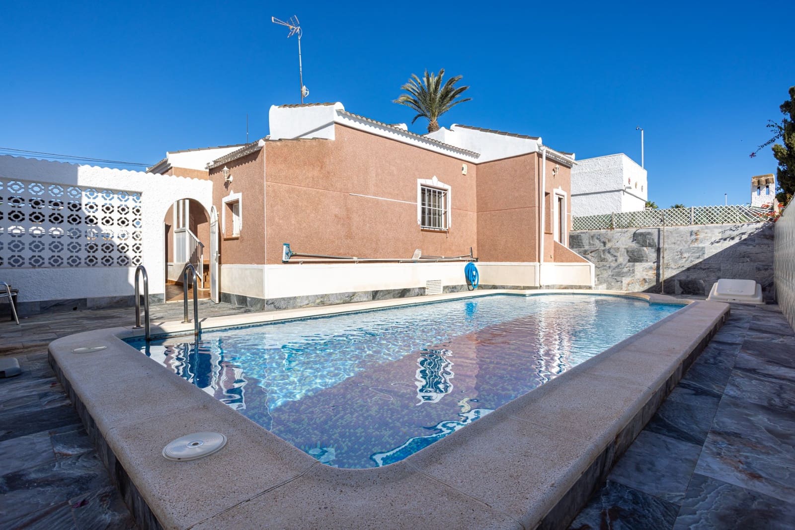 Chalet de 3 habitaciones en El Chaparral en venta con piscina - 330.000 € (Ref: 9470476)