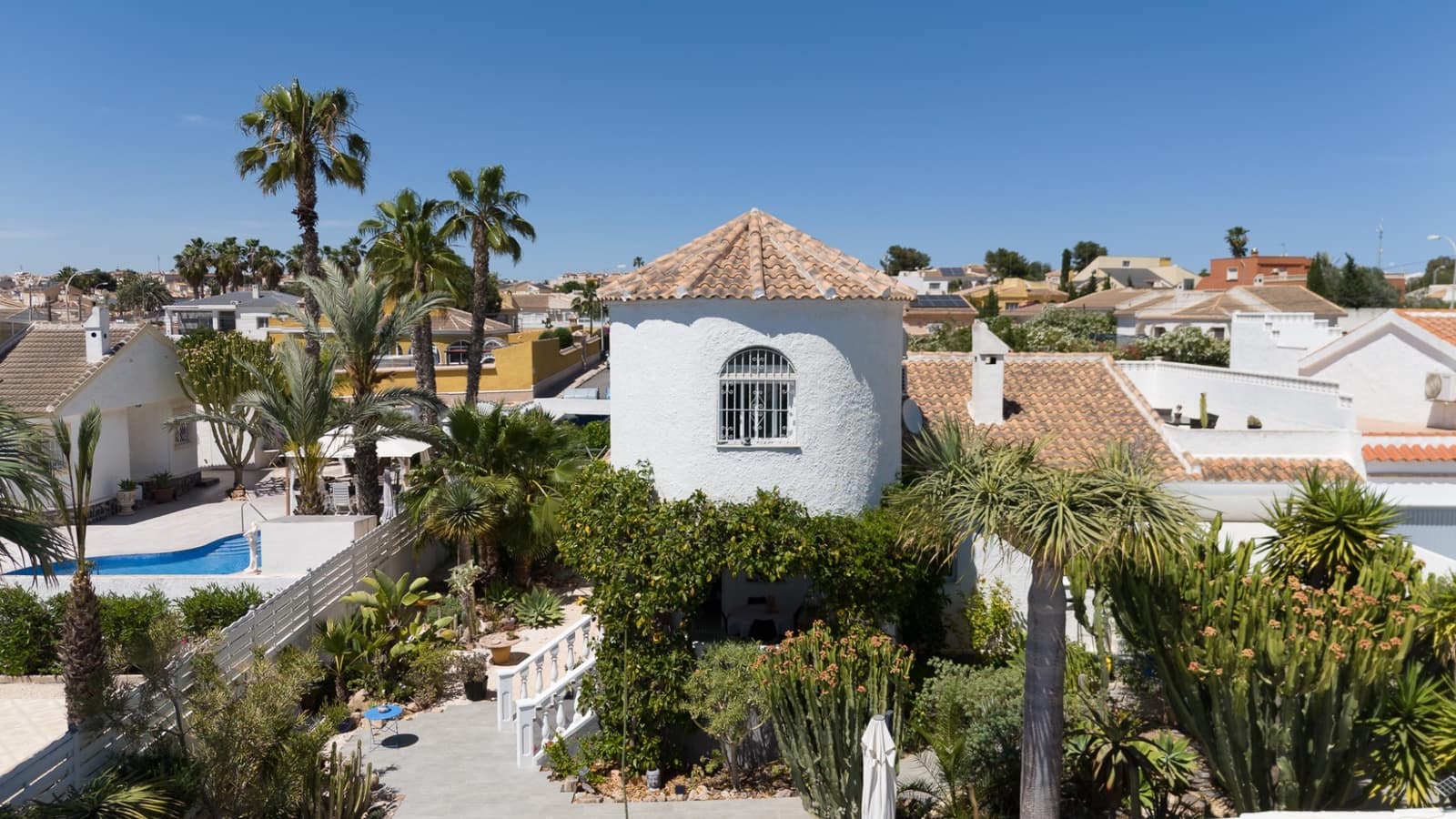 4 bedroom Villa for sale in La Siesta with pool garage - € 495,000 (Ref: 9511815)