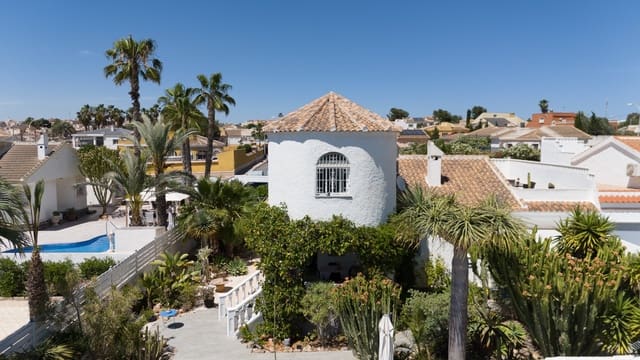 4 slaapkamer Villa te koop in La Siesta, Torrevieja met zwembad garage - € 495.000 (Ref: 9511815)