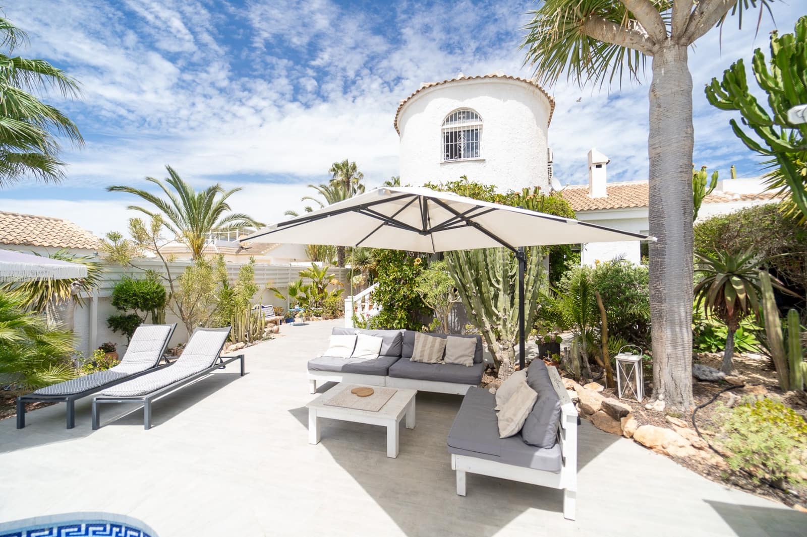 4 bedroom Villa for sale in La Siesta with pool garage - € 495,000 (Ref: 9511815)