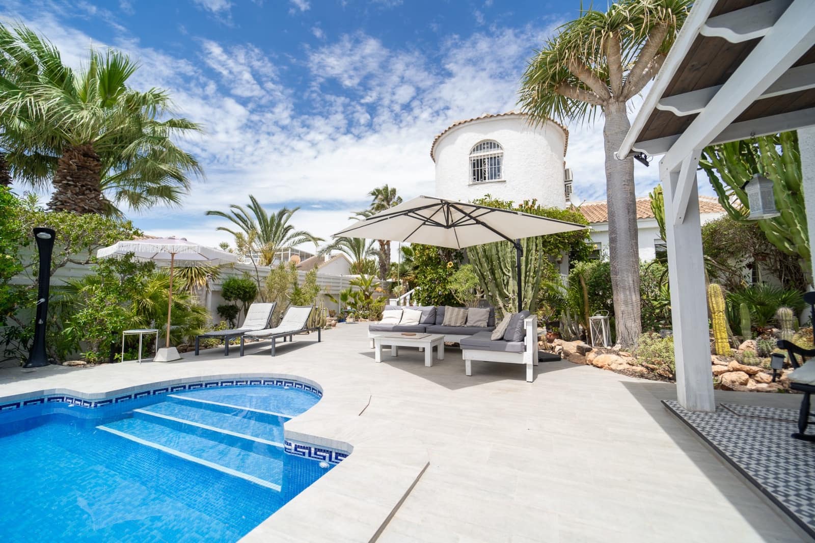 4 bedroom Villa for sale in La Siesta with pool garage - € 495,000 (Ref: 9511815)