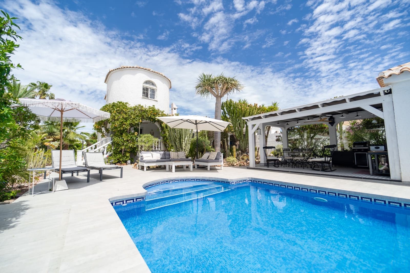 4 bedroom Villa for sale in La Siesta with pool garage - € 495,000 (Ref: 9511815)