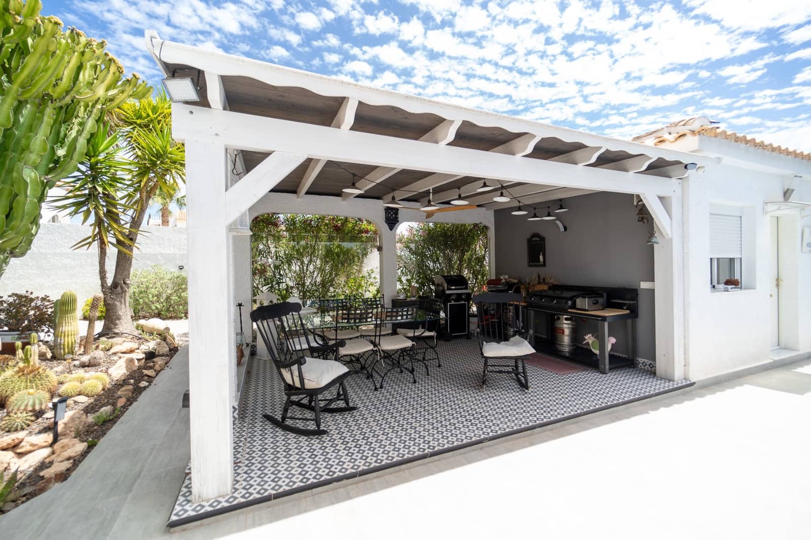 4 bedroom Villa for sale in La Siesta with pool garage - € 495,000 (Ref: 9511815)