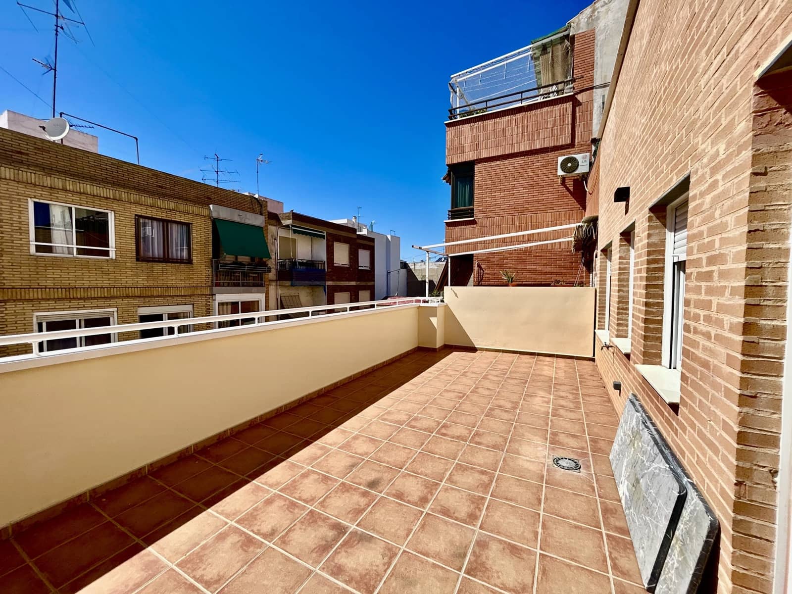 2 soverom Penthouse til salgs i Alicante by med garasje - € 289 900 (Ref: 9513059)