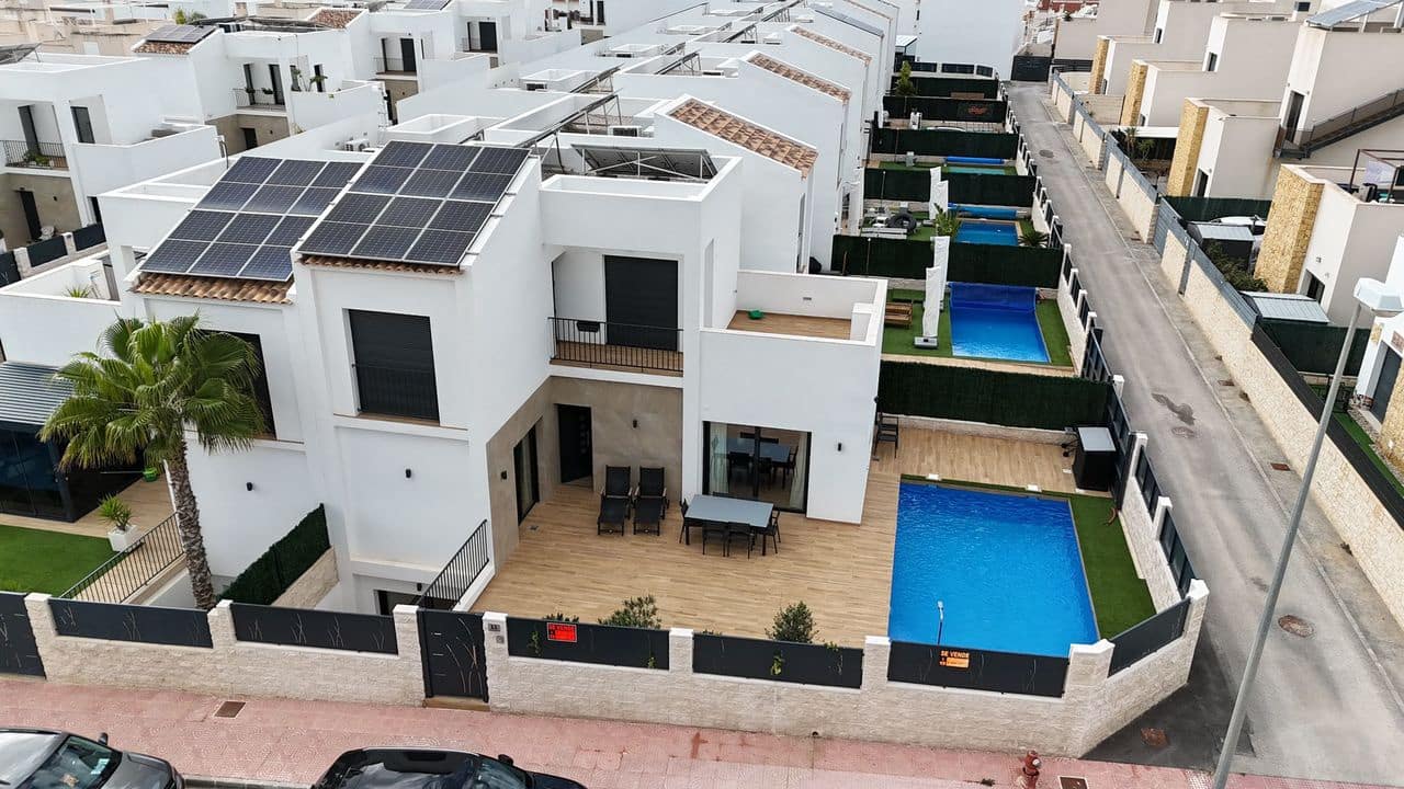 Chalet de 4 habitaciones en Ciudad Quesada en venta - 525.000 € (Ref: 9551089)