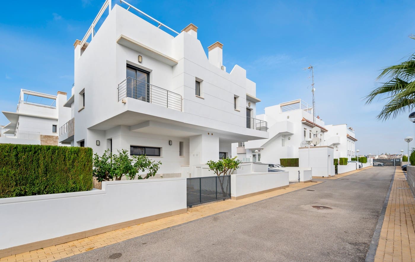 3 bedroom Villa for sale in Ciudad Quesada with pool - € 399,000 (Ref: 9555290)