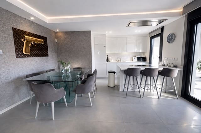 5 makuuhuone Huvila myytävänä paikassa Los Balcones mukana uima-altaan 
autotalli - 849 950 € (Ref: 9568244)