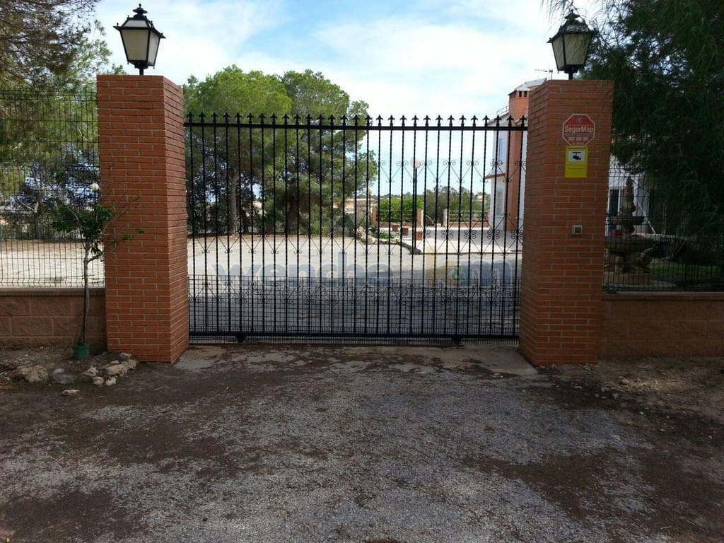 8 Zimmer Villa zu verkaufen in Los Balcones mit Pool Garage - 729.950 € (Ref: 9570867)