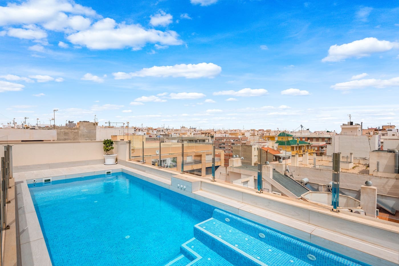 Apartamento de 2 habitaciones en Torrevieja en venta con piscina garaje - 249.000 € (Ref: 9607625)