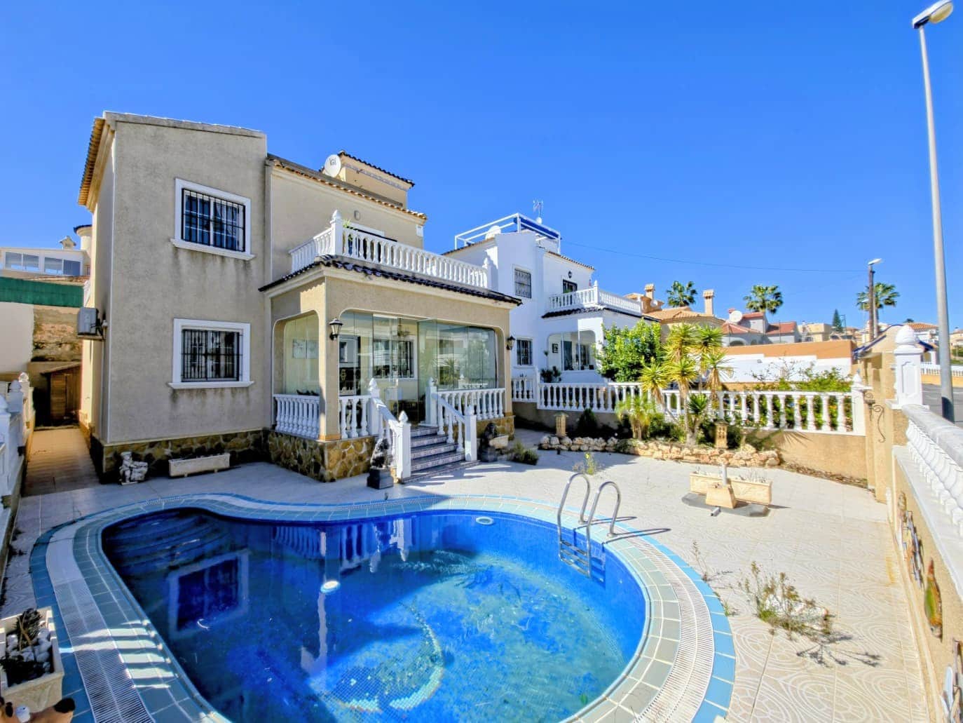 3 bedroom Villa for sale in Filipinas with pool garage - € 330,000 (Ref: 9611244)