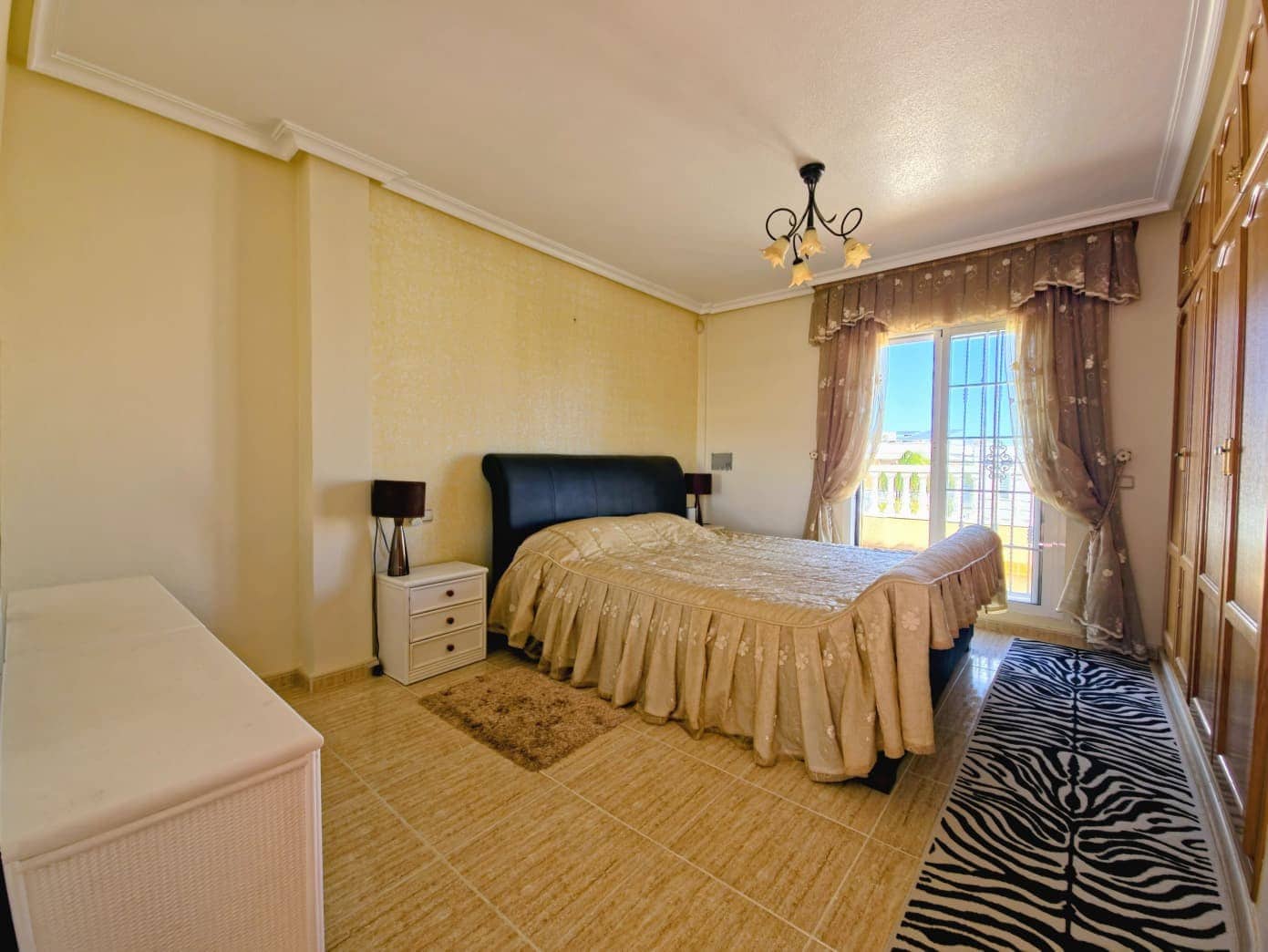 3 bedroom Villa for sale in Filipinas with pool garage - € 330,000 (Ref: 9611244)