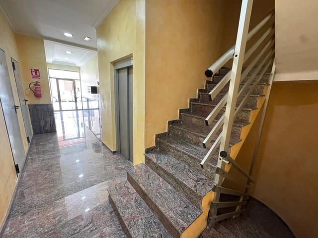 Autotalli myytävänä paikassa Centro - Muelle Pesquero, Torrevieja - 105 000 € (Ref: 9619094)