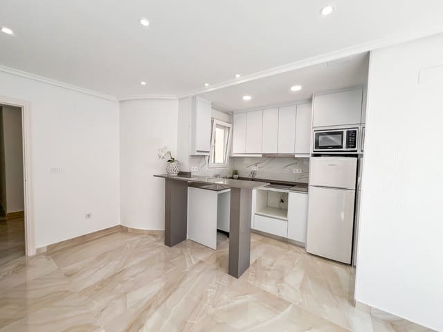 2 makuuhuone Kattohuoneisto myytävänä paikassa Puerto Deportivo, Torrevieja - 198 900 € (Ref: 9647880)