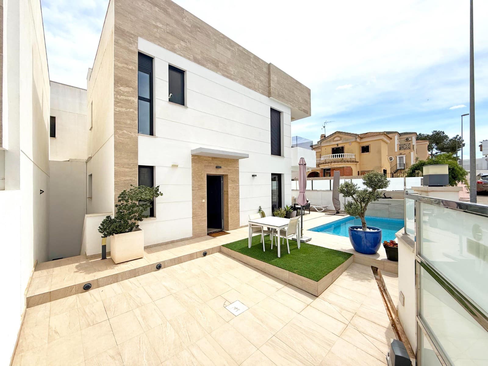 3 makuuhuone Huvila myytävänä paikassa Villamartin mukana uima-altaan - 495 000 € (Ref: 9761692)