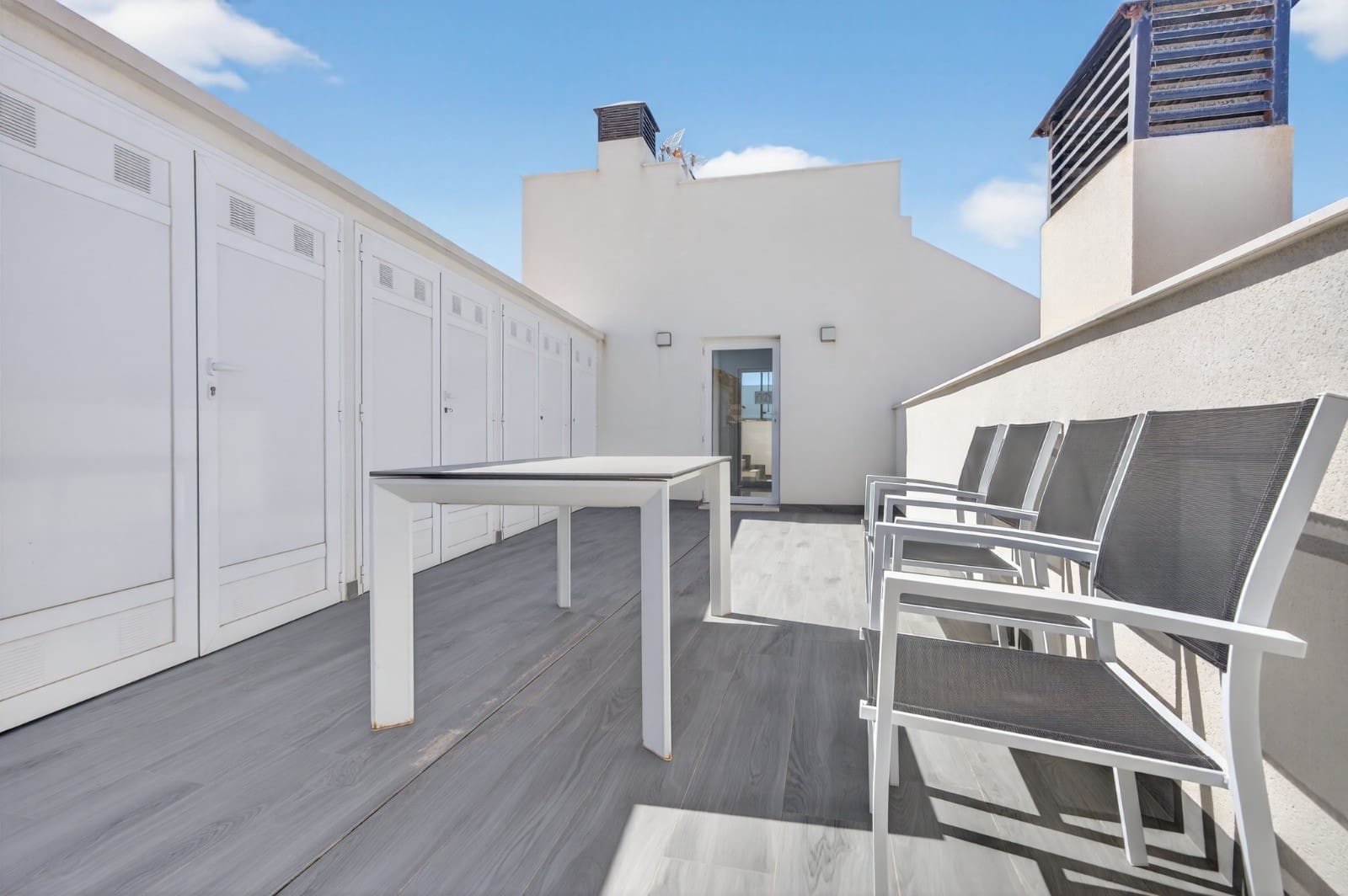 2 soveværelse Strandlejlighed til salg i Torrevieja med swimmingpool - € 248.000 (Ref: 9784840)