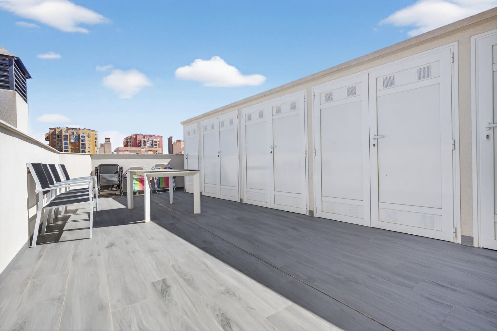 2 soveværelse Strandlejlighed til salg i Torrevieja med swimmingpool - € 248.000 (Ref: 9784840)