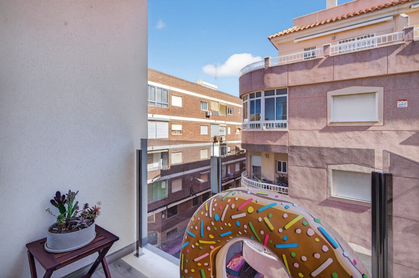 2 soveværelse Strandlejlighed til salg i Torrevieja med swimmingpool - € 248.000 (Ref: 9784840)