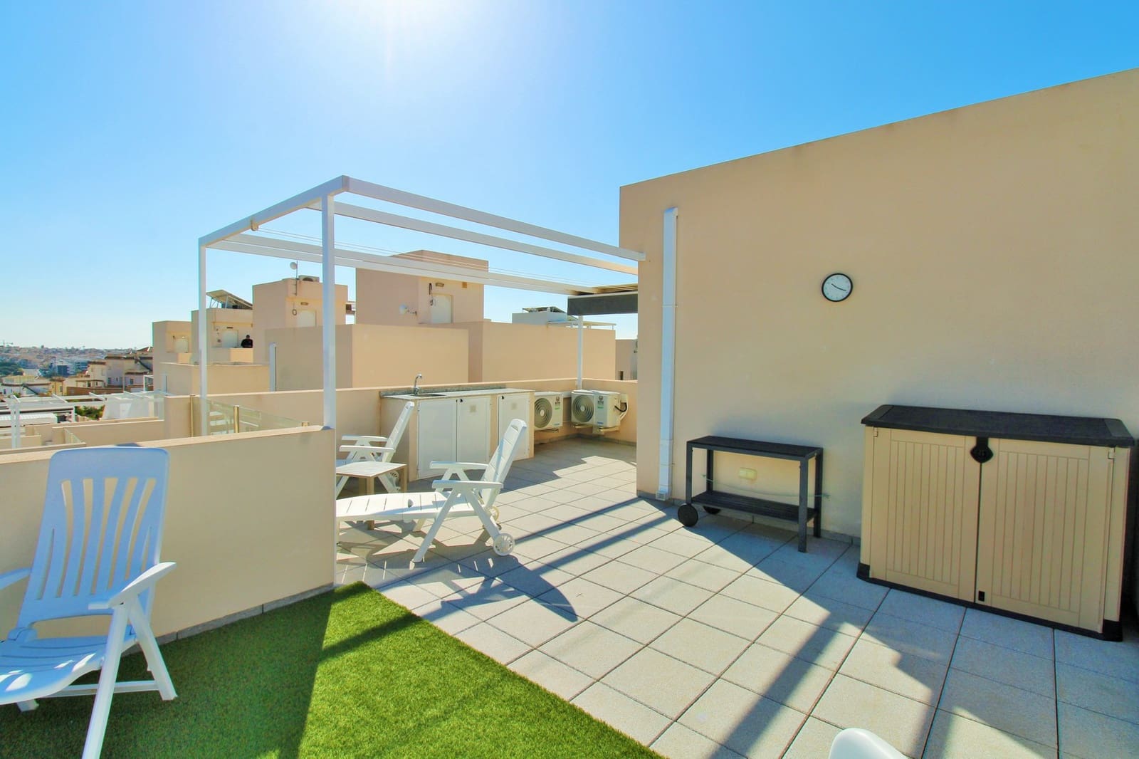 Chalet de 3 habitaciones en Villamartin en venta con piscina - 375.000 € (Ref: 9806123)