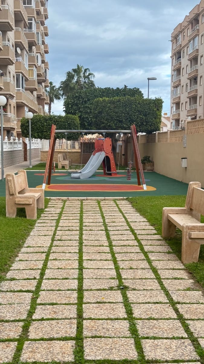 Apartamento de 2 habitaciones en Torrevieja en venta con piscina - 132.900 € (Ref: 9806143)