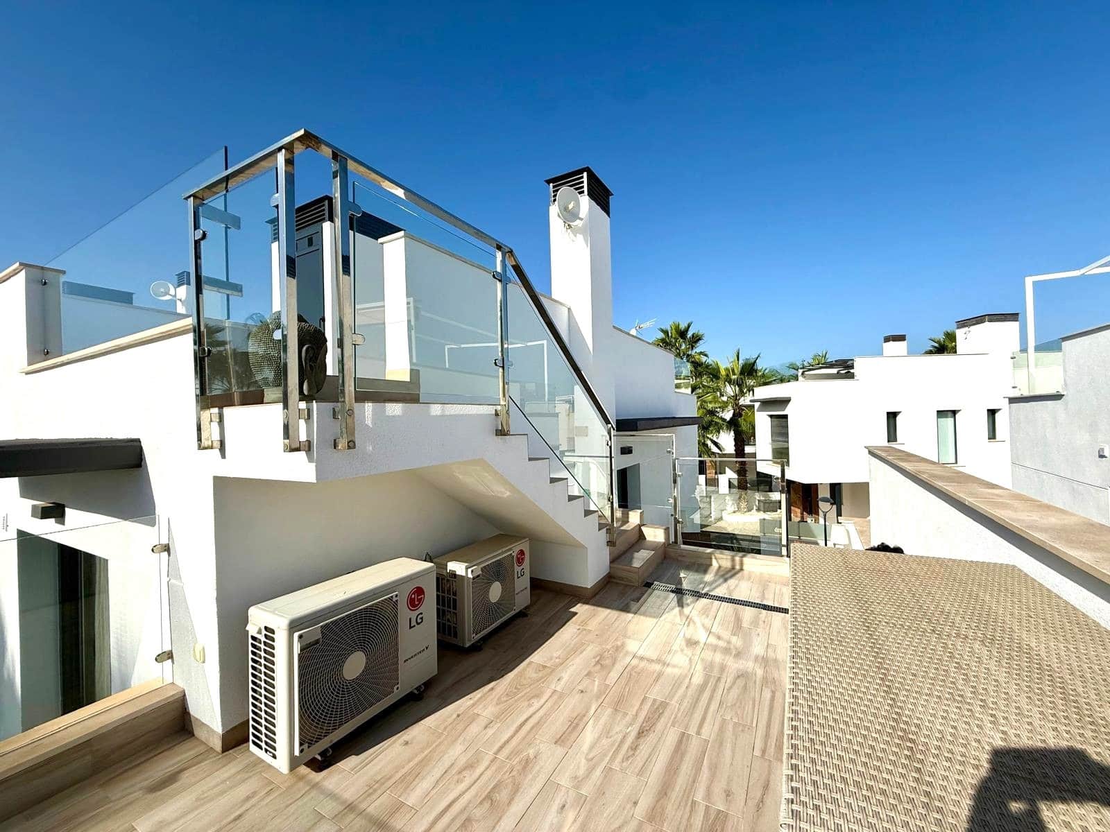 Chalet de 3 habitaciones en Orihuela Costa en venta con piscina - 449.900 € (Ref: 9811264)