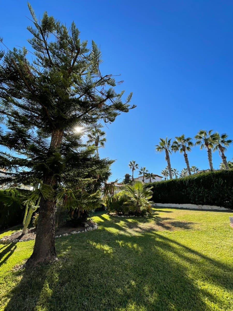Chalet de 3 habitaciones en Villamartin en venta con garaje - 639.000 € (Ref: 9811265)