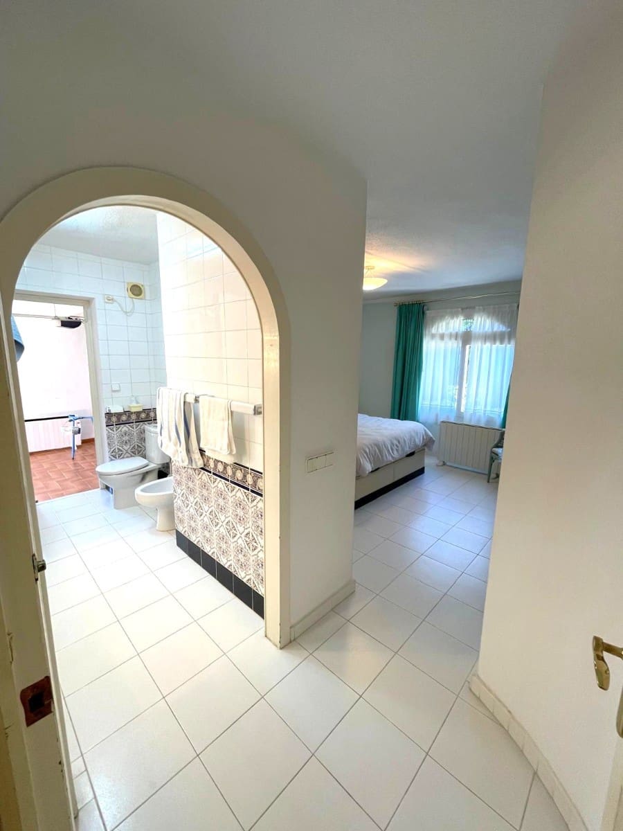 Chalet de 3 habitaciones en Villamartin en venta con garaje - 639.000 € (Ref: 9811265)