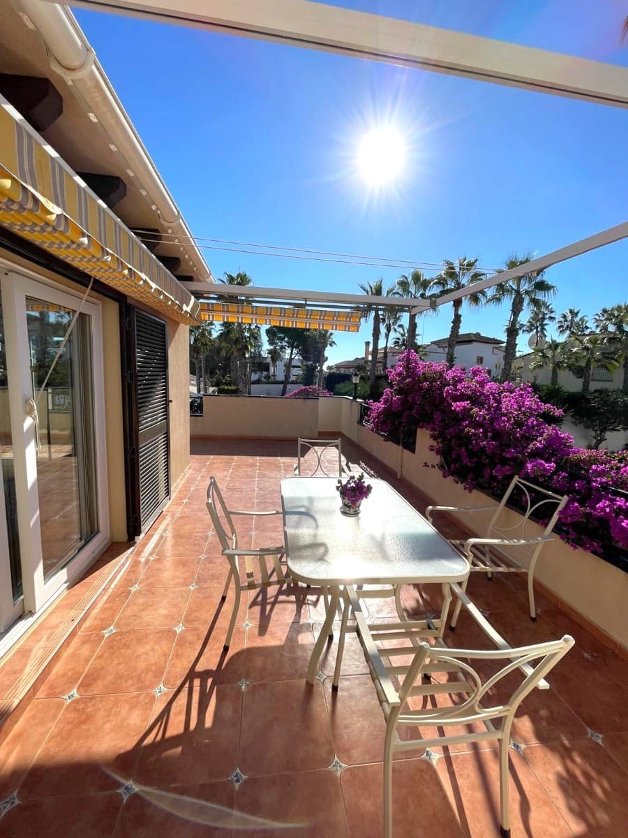 Chalet de 3 habitaciones en Villamartin en venta con garaje - 639.000 € (Ref: 9811265)
