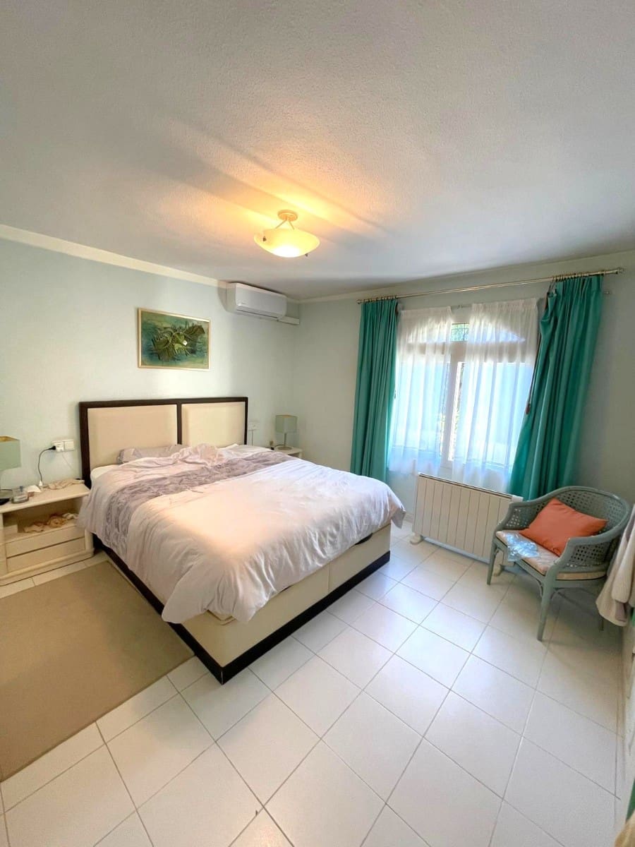 Chalet de 3 habitaciones en Villamartin en venta con garaje - 639.000 € (Ref: 9811265)