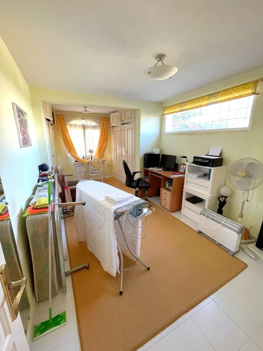 Chalet de 3 habitaciones en Villamartin en venta con garaje - 639.000 € (Ref: 9811265)
