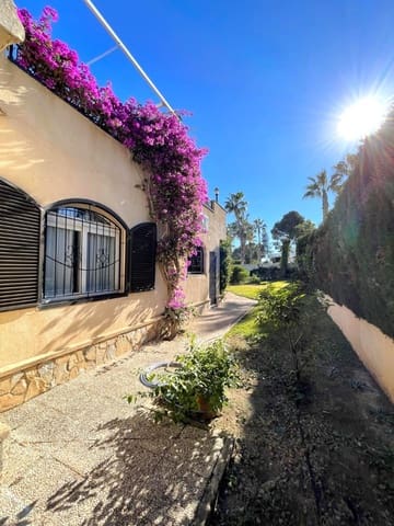 Chalet de 3 habitaciones en Villamartin, Orihuela en venta con garaje - 639.000 € (Ref: 9811265)