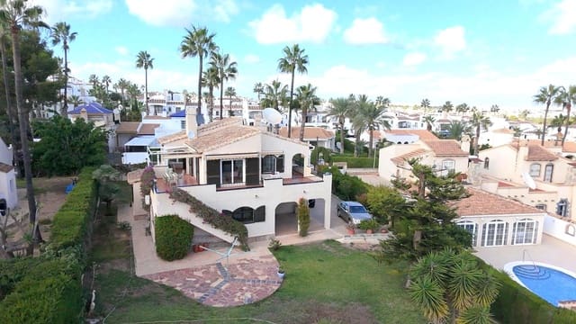 Chalet de 3 habitaciones en Villamartin, Orihuela en venta con garaje - 639.000 € (Ref: 9811265)