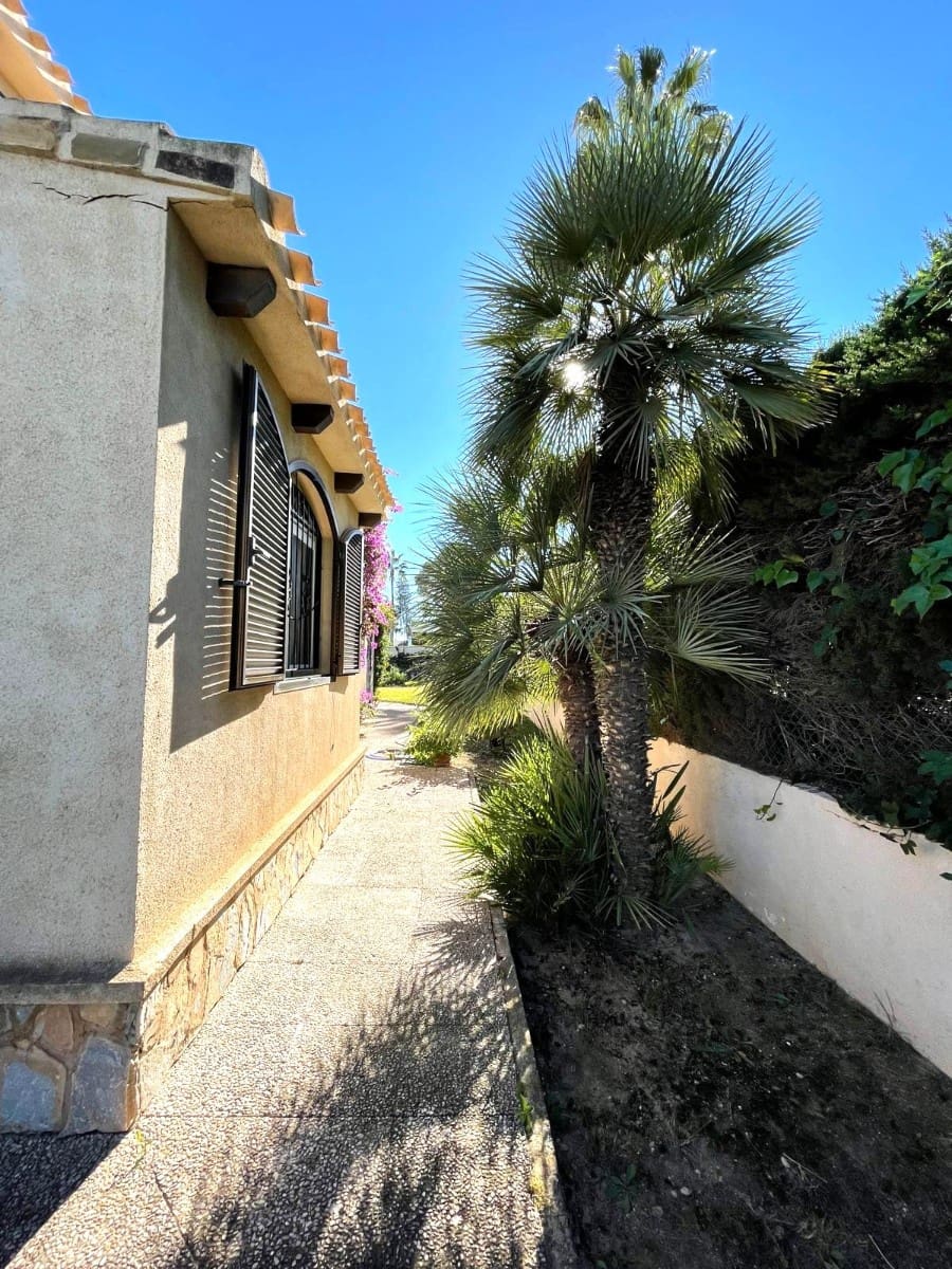 Chalet de 3 habitaciones en Villamartin en venta con garaje - 639.000 € (Ref: 9811265)
