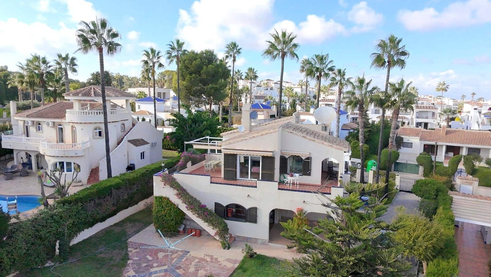 Chalet de 3 habitaciones en Villamartin en venta con garaje - 639.000 € (Ref: 9811265)