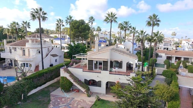 Chalet de 3 habitaciones en Villamartin, Orihuela en venta con garaje - 639.000 € (Ref: 9811265)