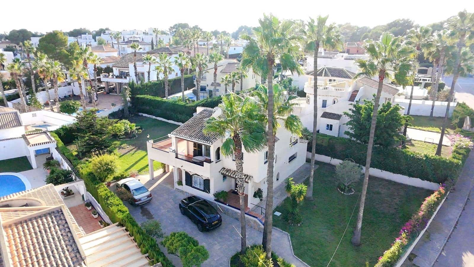 Chalet de 3 habitaciones en Villamartin en venta con garaje - 639.000 € (Ref: 9811265)