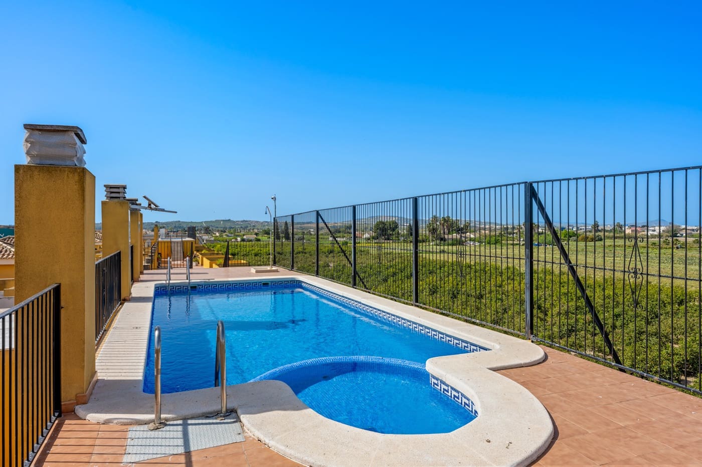 2 sovrum Lägenhet till salu i Daya Nueva med pool - 135 000 € (Ref: 9819357)
