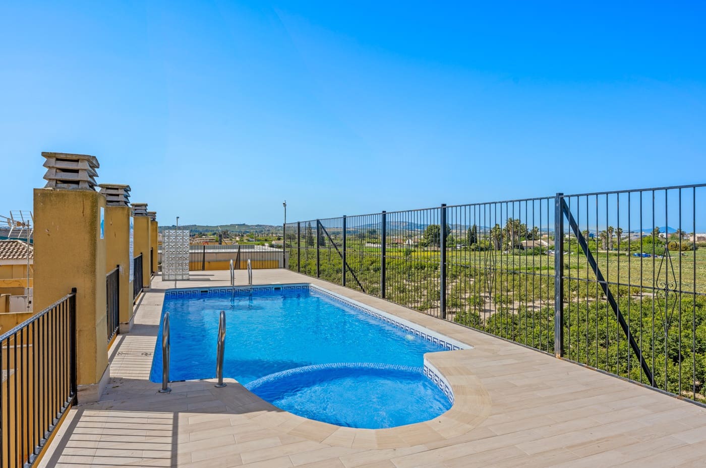 2 sovrum Lägenhet till salu i Daya Nueva med pool - 135 000 € (Ref: 9819357)