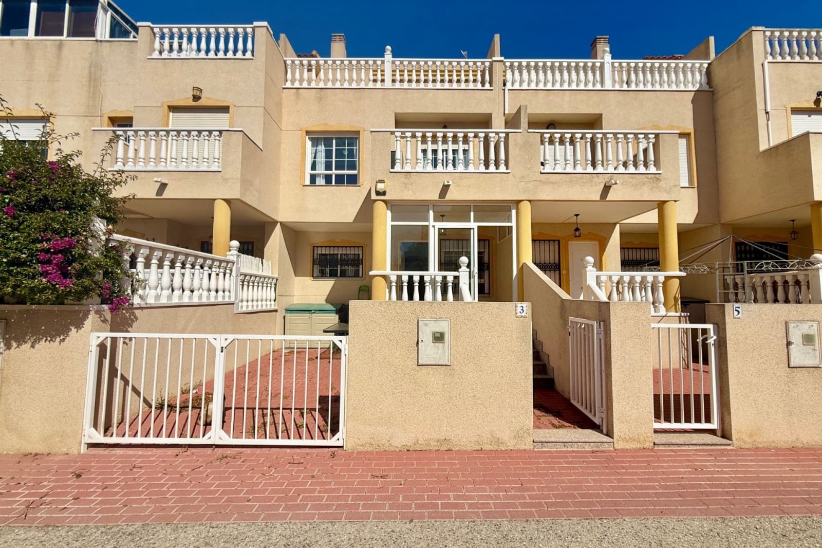 Chalet de 3 habitaciones en Guardamar del Segura en venta con piscina garaje - 185.000 € (Ref: 9844910)