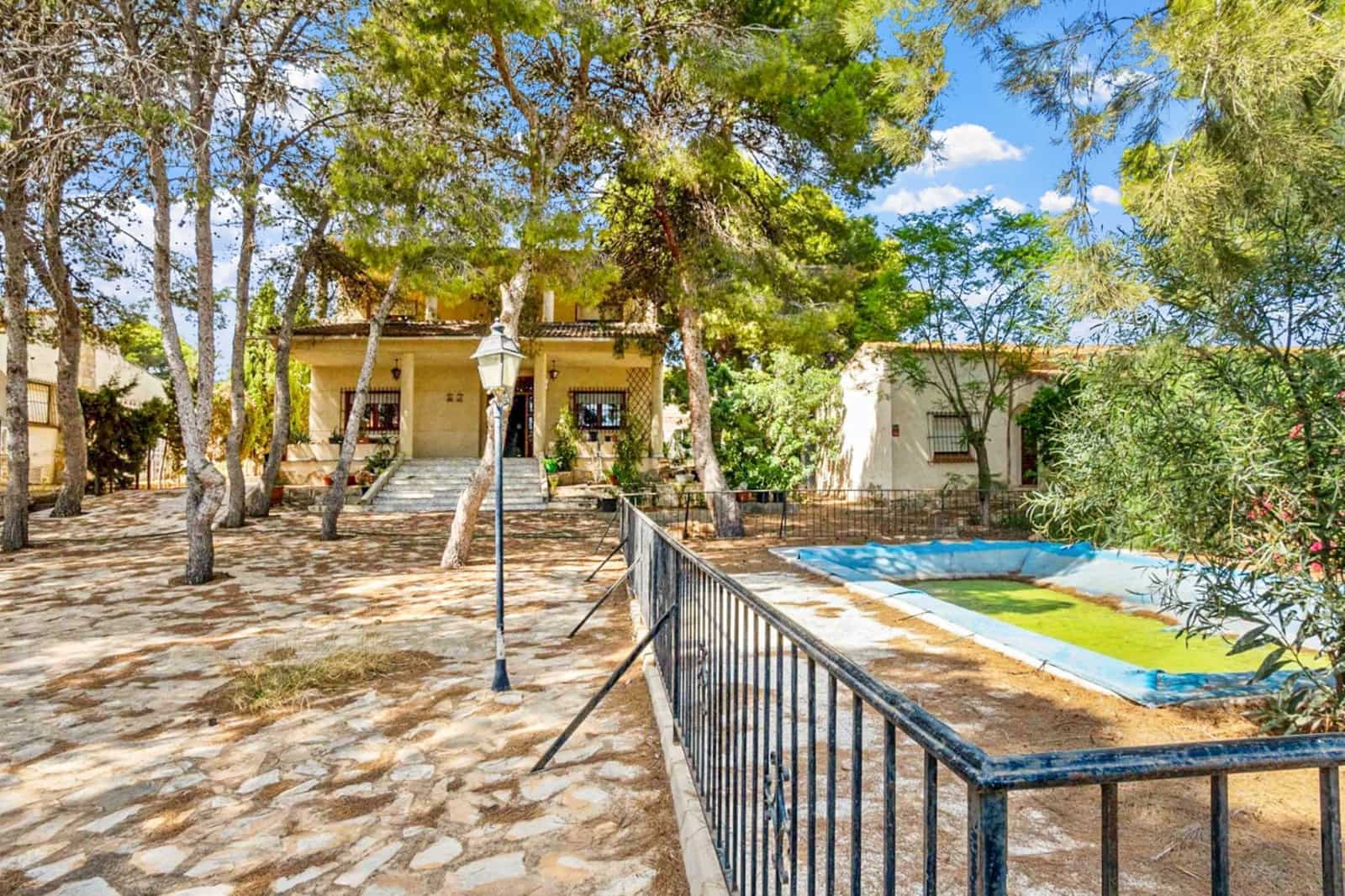 8 Zimmer Villa zu verkaufen in Los Balcones mit Pool Garage - 550.000 € (Ref: 9849012)