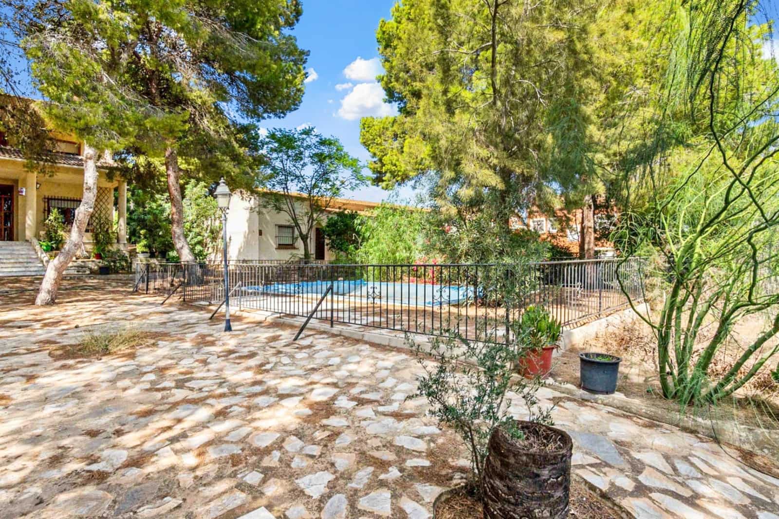 8 Zimmer Villa zu verkaufen in Los Balcones mit Pool Garage - 550.000 € (Ref: 9849012)